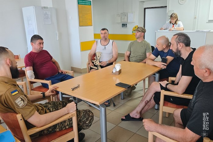Підтримка, що повертає сили: закарпатські гвардійці відвідали поранених побратимів