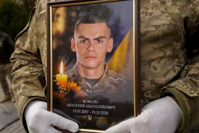 Сьогодні в Ужгороді провели в останню путь 19-річного молодшого сержанта Анатолія Кофеля