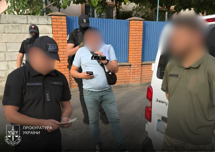 На Закарпатті військовослужбовця районного ТЦК та СП затримали під час одержання 5 тисяч доларів США хабаря