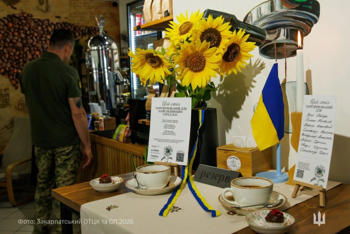 В Ужгороді згадали полеглих захисників: десятки закладів долучилися до «Столу пам’яті»