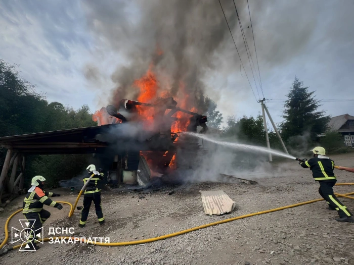 Заряджав акумулятор у гаражі: на Міжгірщині пожежа знищила автомобіль і частину будинку