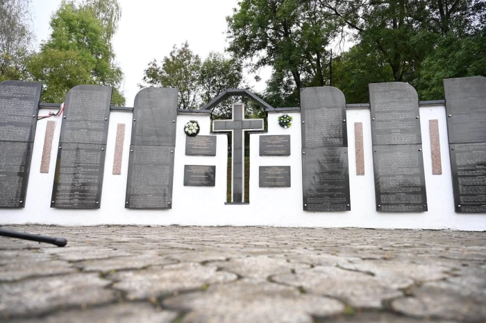 Понад 16 тисяч імен на стелі: у Сваляві вшанували жертв радянських депортацій