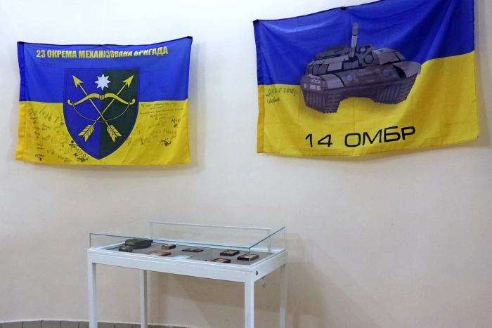 Прапори, уламки техніки та ікони: в ужгородському скансені відкрили виставку «Артефакти незламності»