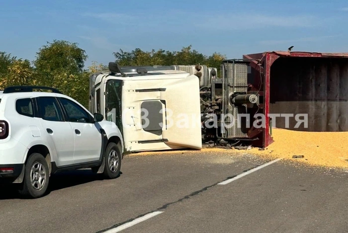 На Ужгородщині перекинулася вантажівка: водія госпіталізували