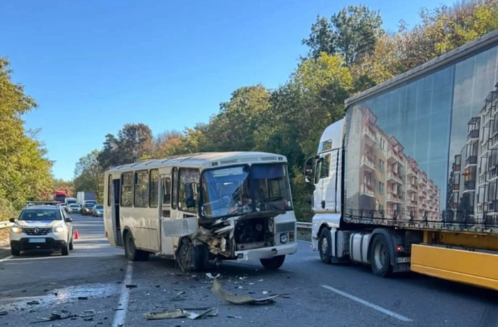 Виїхав на «зустрічку» в автобус: неподалік Ужгорода п’яний водій вчинив ДТП