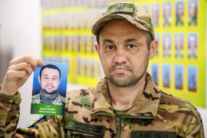 Прикордонник Чопського загону власноруч зняв своє фото з меморіальної дошки зниклих безвісти та полонених

