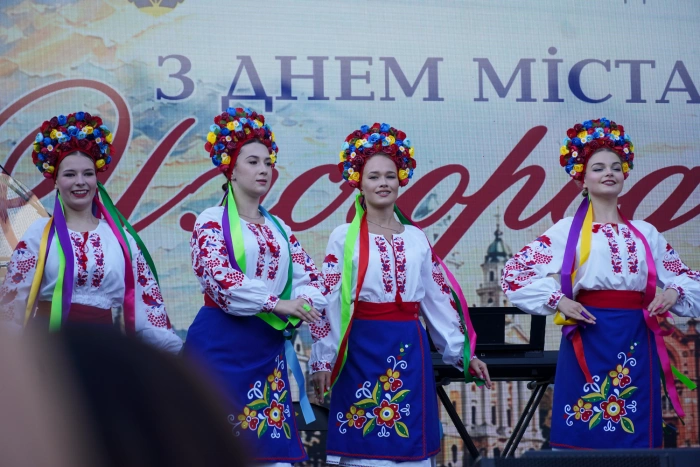 Від фольклору до джазу: творчі колективи Ужгорода виступили на площі Поштовій