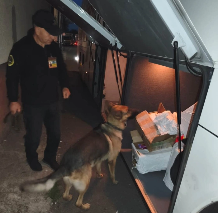 На кордоні з Румунією в автобусі виявили дві банки з канабісом