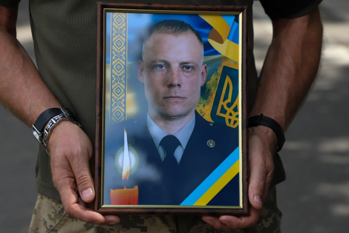 В Ужгороді сьогодні попрощалися із 46-річним захисником України, лейтенантом Сергієм Івановим