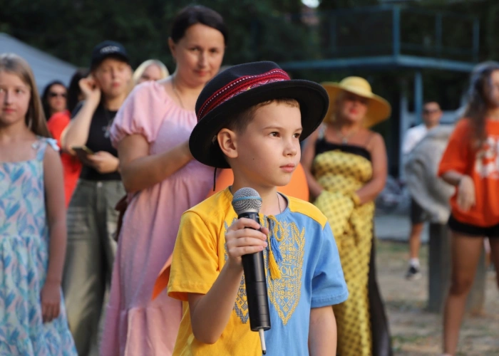 В Ужгороді відбувся благодійний музичний вечір та караоке на набережній Незалежності
