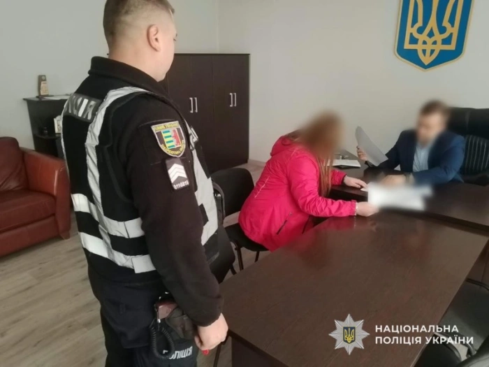 Поліція Великого Березного повідомила про підозру голові ЛКК, яка за хабар обіцяла оформити висновок про потребу в догляді матері військовослужбовця