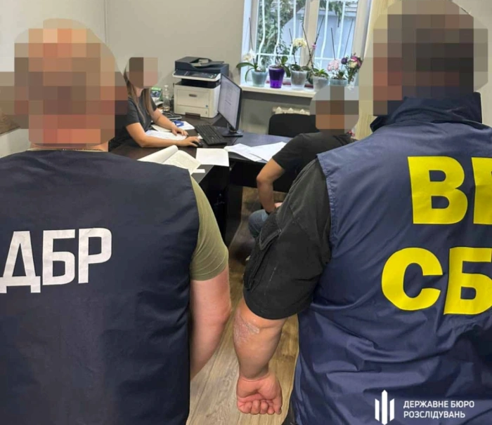 На Закарпатті ДБР викрило двох працівників СБУ, які за 33 тисячі доларів організували переправлення військовозобов’язаних за кордон
