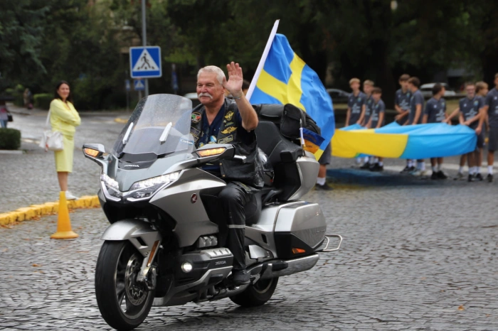 Прапори 26 країн і 25-метровий прапор України: в Ужгороді відбувся «Парад націй» Gold Wing
