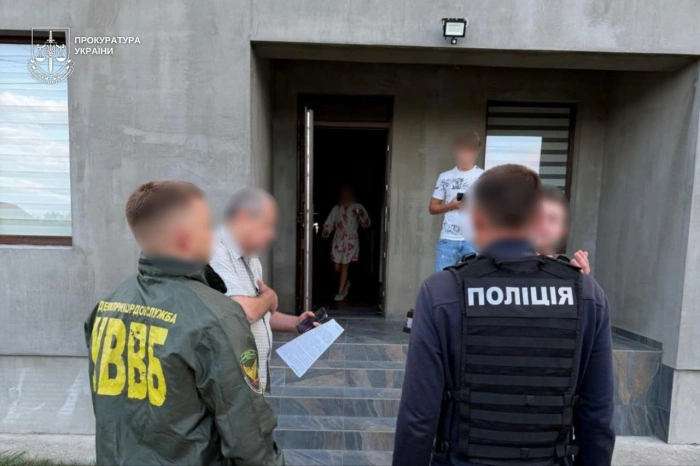 На Закарпатті повідомлено про підозру правоохоронцю та його спільнику у схемі незаконного переміщення через держкордон