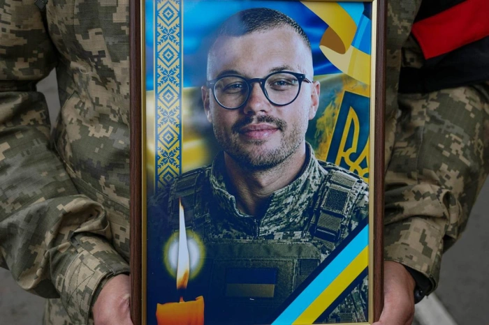 Повернувся «на щиті»: Ужгород сьогодні попрощався зі ще одним Героєм – 24-річним солдатом Олегом Вороном
