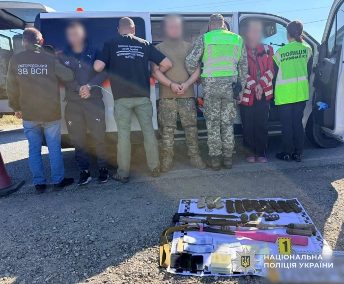Поліцейські Виноградова затримали двох військовослужбовців за підозрою у дезертирстві: в одного вилучили зброю і боєприпаси
