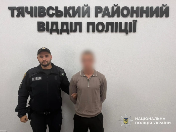 У балаклаві, з ножем і пістолетом: на Тячівщині 17-річний хлопець напав на родину
