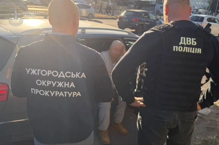 4 тис. доларів за зняття з розшуку та бронювання: в Ужгороді затримали експрацівника ТЦК