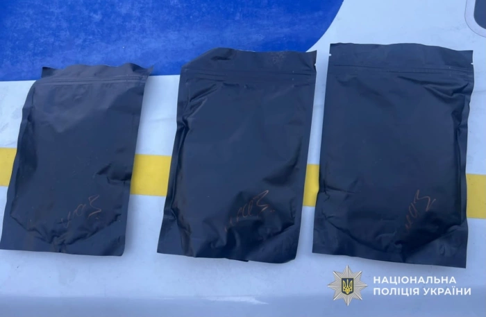 В Ужгороді поліція вилучила з незаконного обігу партію кратому – фігуранта наркозлочину затримано