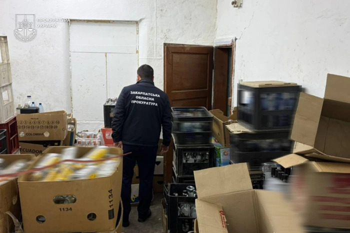 Майже 50 тонн спирту та підроблені акцизи: на Закарпатті викрили підпільне виробництво алкоголю