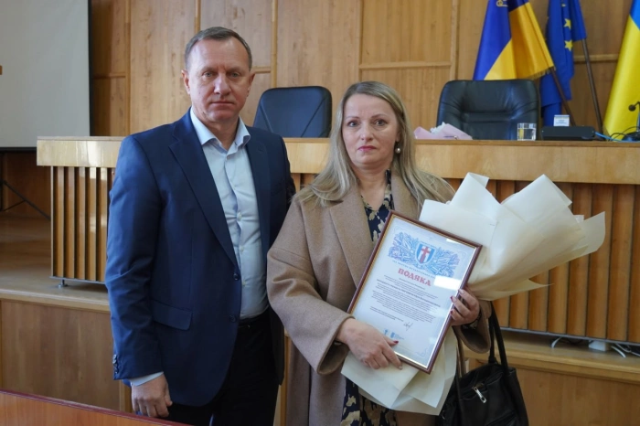 Богдан Андріїв передав дружинам двох військовослужбовців з Ужгорода подяки від командування 160-ї окремої механізованої бригади