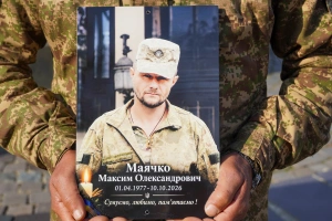В Ужгороді сьогодні провели в останню земну дорогу 49-річного військового Максима Маячка з позивним «Маяк»

