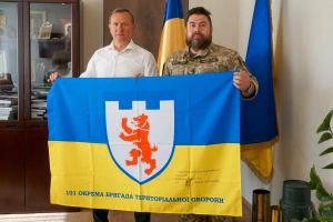 Представники 101-ї бригади ТрО подякували Ужгороду за підтримку та вручили Богдану Андріїву прапор і коїн підрозділу