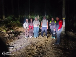 Застрягли під Говерлою без зв’язку: рятувальники вночі евакуювали шістьох туристів