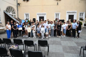 Підтримка дітей полеглих Героїв: 16 закарпатських школярів отримали сертифікати та подарунки до навчального року
