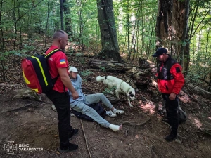 На Мукачівщині гірські рятувальники допомогли травмованій туристці зі Стрия

