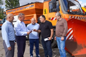 Ужгород отримав гуманітарну допомогу від чеських партнерів – повнопривідну снігоприбиральну комбіновану машину