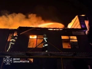 Пожежа на ринку в Солотвині знищила офіс, кафе та товари на складах, пошкодила аптеку й магазин
