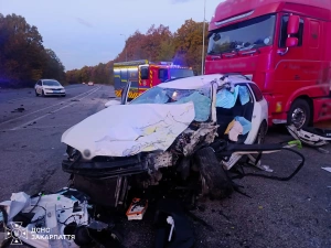 Рятувальники Ужгорода деблокували водія, якого затисло у авто через ДТП


