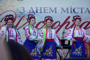 Від фольклору до джазу: творчі колективи Ужгорода виступили на площі Поштовій