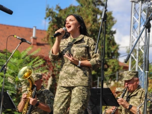 Музичне привітання для Ужгорода: на площі Поштовій виступив військовий оркестр