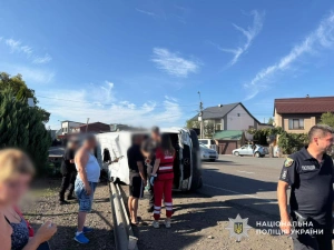 На Хустщині зіткнулися Skoda, вантажівка та автобус: загинула 17-річна дівчина, семеро людей у лікарні