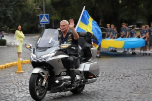 Прапори 26 країн і 25-метровий прапор України: в Ужгороді відбувся «Парад націй» Gold Wing
