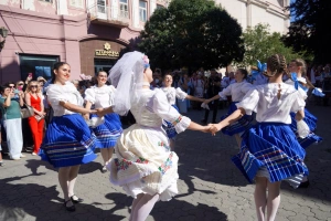 В Ужгороді до Дня міста відворили традиційне закарпатське весілля