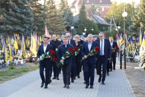 У День захисників та захисниць України в Ужгороді на Пагорбі Слави вшанували пам'ять полеглих воїнів