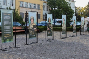 В Ужгороді відкрили фотовиставку про захисників і показали сучасну військову техніку