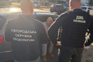 4 тис. доларів за зняття з розшуку та бронювання: в Ужгороді затримали експрацівника ТЦК
