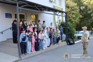 Службові собаки, тренування та затримання правопорушника: діти з родин ВПО побували у кінологічному центрі поліції Закарпаття