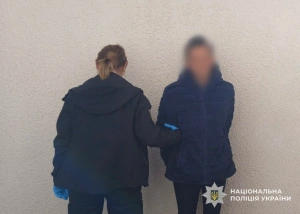 Завдала кілька ударів ножем у шию: у Берегові поліція затримала підозрювану в замаху на вбивство знайомого